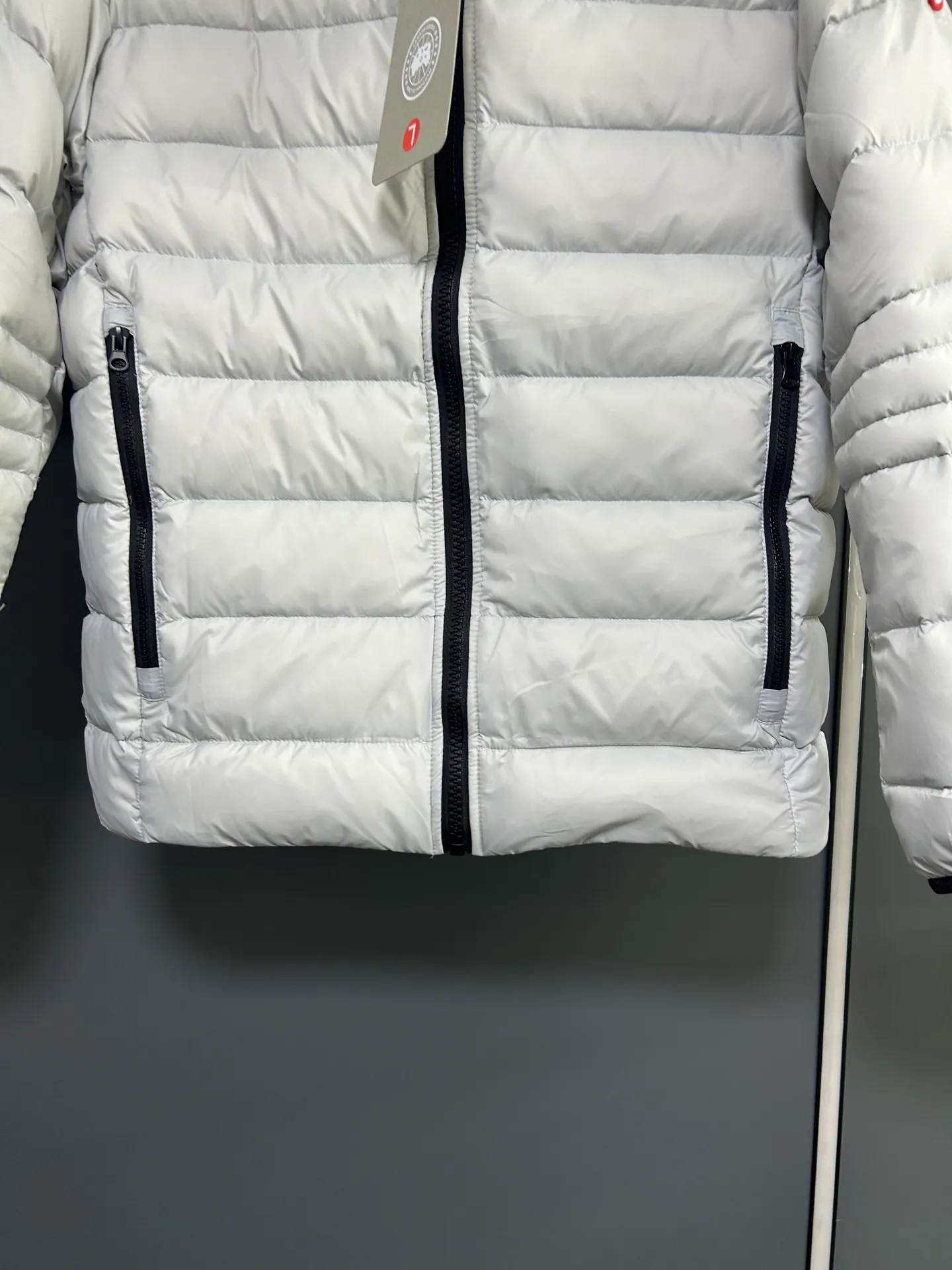 P660 CANADA GOOSE Canada Goose Crofton solid color hooded zipper outdoor warm rib down jacket 90 down filling 750 fill power Tajima embroidery white duck down short lightweight hooded down jacket jacket small zipper pocket on the chest side for storing things The Thorium AR hooded model is versatile, durable and warm. It can be used as a mid-layer in winter and winter, or worn alone. It can also be easily worn with hard-shell clothing in cold environments.     The fabric has been improved with AratoTM30 nylon fabric with fine texture, which is super warm and very wear-resistant. It is also treated with DWR, which can effectively prevent water and moisture.     DownCompositeMapping zone filling technology can reasonably allocate down insulation and synthetic insulation areas. The simple design of StormHoodM is made of synthetic insulation materials. Zippered hand pockets, inner zipper pockets. Combination of technology and technology. Lightweight and warm. Three-dimensional tailoring. Hooded design. Complete three-label accessories. What you see is what you get. Same style for men and women. Color: off-white. Size: M-3XL.